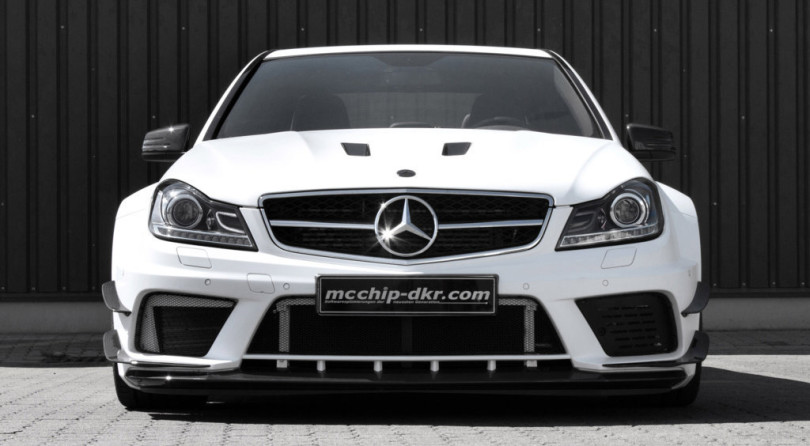 Scherzo della genetica: 818 cv sotto una C63 AMG